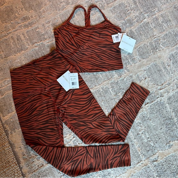 BEYOND YOGA Caught In The Midi
HW Leggings And Spacedye Slim Racerback Top Set S - Picture 5 of 8